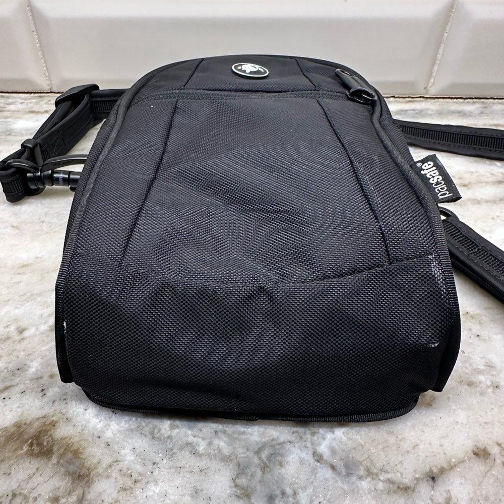 Pacsafe 100 Metrosafe Black Crossbody Bag RFID Like New - Picture 3 of 5